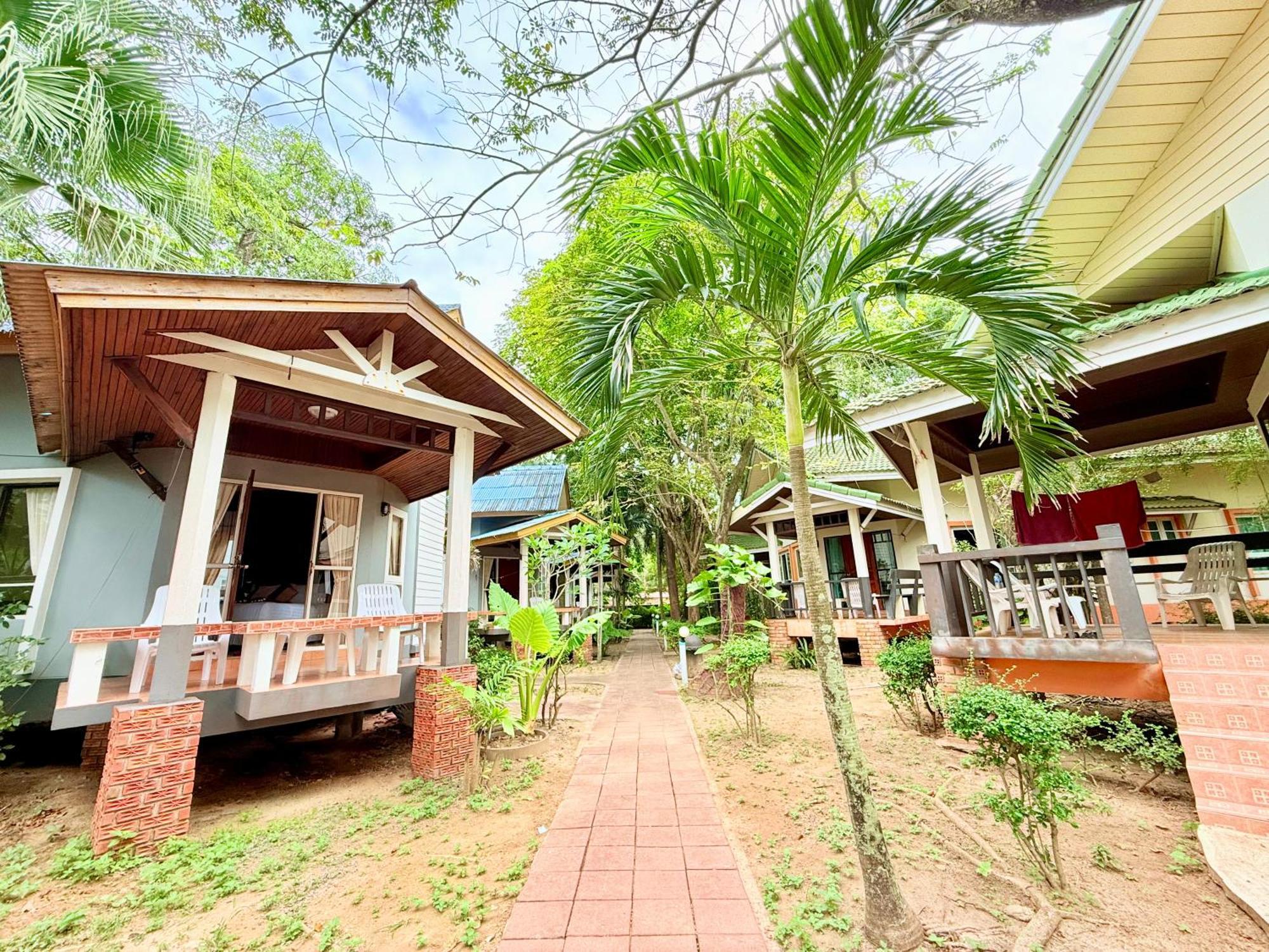 Lanta Palm Beach Resort , Beach Bungalow - Koh Lanta Exterior photo